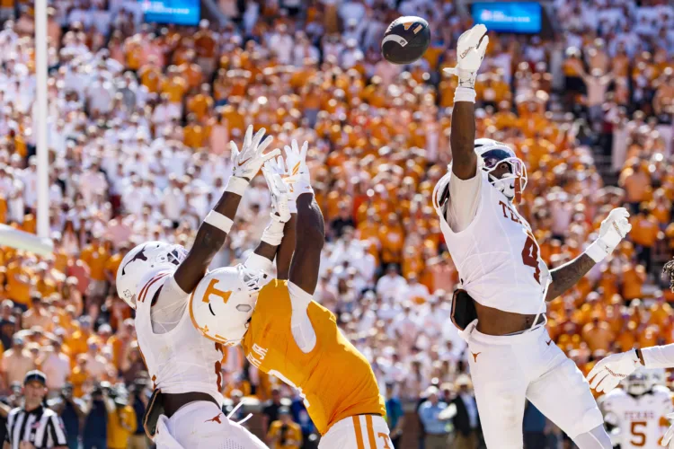 No. 1 Texas holds off late rally by No. 14 Tennessee